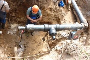 ГУП Леноблводоканал провело ремонт на водопроводе в деревне Гостицы Сланцевского района