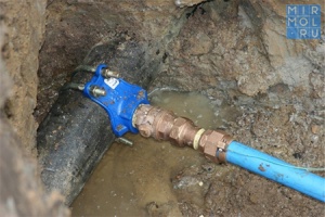 Горводоканал Избербаша не может устранить крупный прорыв водопровода из-за незаконного строения