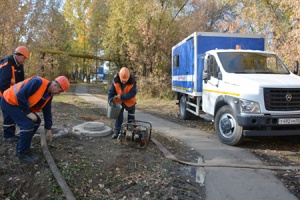 Бригады «Росводоканал Омск» обслуживают водопроводные сети в...